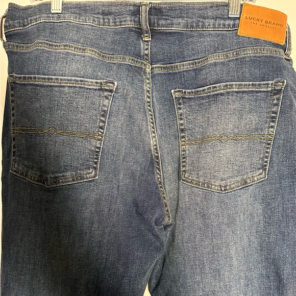 Lucky Brand Men’s 221 slim jeans. Size 38x30 - Picture 4 of 11